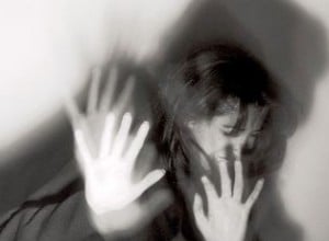 قتل ابنته بعد اتهامها بالسرقة في المدرسة!