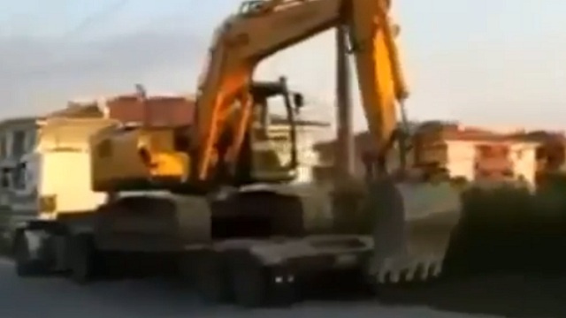 بالفيديو  اضحك مع جرافة وشاحنة يتعاونان 