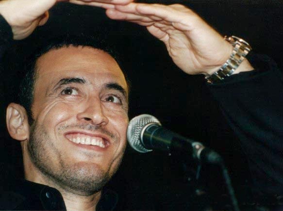 بالصورة-قبلة بين كرار صلاح وكاظم الساهر تثير التساؤلات !