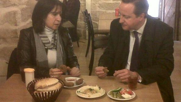 بالصور.. ديفيد كاميرون يتناول الفلافل في مطعم شعبي