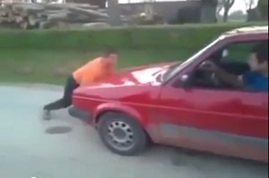 بالفيديو.. تحدّّ مرعب بين شخص وسيارة‬!