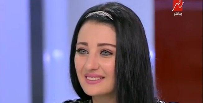 بالفيديو: صافيناز تفجر عاصفة من الجدل في الشارع المصري بعد أيام من إخلاء سبيلها!