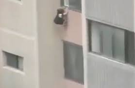 ألقى طفلته من الطابق الحادي عشر انتقاماً من زوجته!