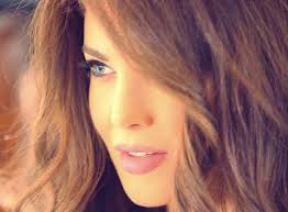ماذا تفعل منى أبو حمزة مع أولادها في دبي؟
