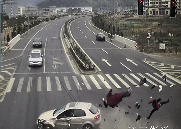 بالصور: حادث مرعب لإجتياز الإشارة الحمراء!