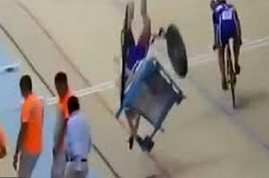 بالفيديو.. سائق دراجة هوائية يتعرض لحادث عنيف داخل حلبة السباق!