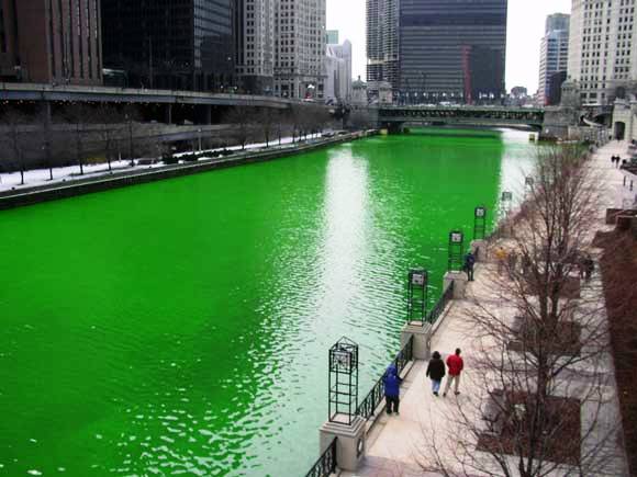 نهر شيكاغو يتلون بالأخضر ومسيرة خضراء في برلين احتفالا بعيد القديس باتريك