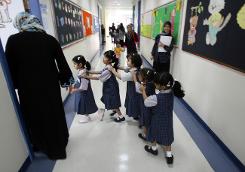 رجل اعمال اماراتي يقدم معونة تعليمية لايتام الشارقة