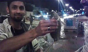 بالفيديو.. اصطياد أسماك من شوارع السعودية بعد هطول الأمطار! 