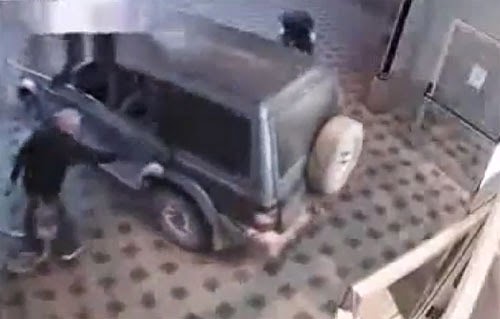 بالفيديو.. سرقة صراف آلي بطريقة غريبة