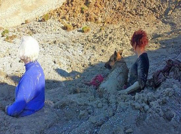 بالصور.. رمال متحركة تبتلع سيدتين وكلبهما
