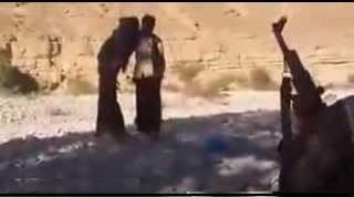 بالفيديو..  قناص يصيب سيجارة في فم صديقه!