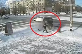 بالفيديو.. رجل ينجو من الموت بأعجوبة!