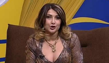 بالفيديو.. مذيعة تكشف عن صدرها في برنامجها!