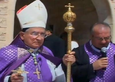 مطرانيّة دير الأحمر غصّت بالمستنكرين بعد محاولة خطف مطرانها
المطران عطاالله : الله ينجينا من الأعظم بعدما فلتت الحدود