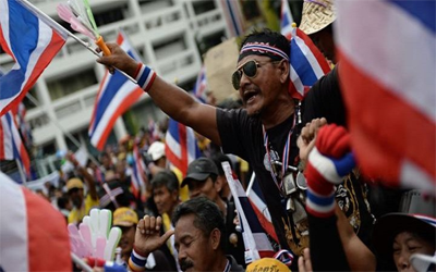 عودة الاحتجاجات إلى تايلاند بعد قرار المحكمة...
وبين معارضة وموالاة..حرب أهلية على الأبواب
