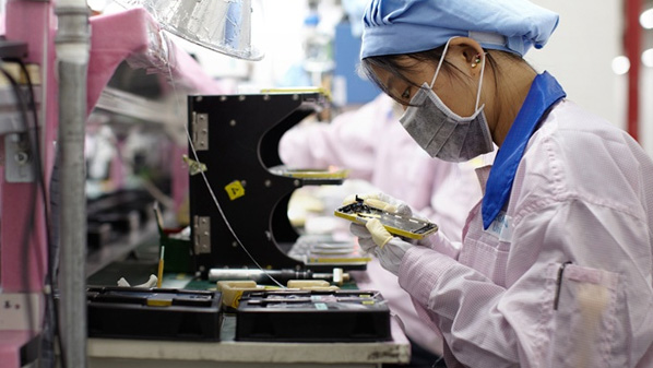 آبل تخطط لخفض مراحل التصنيع اليدوي لهواتف “آيفون”