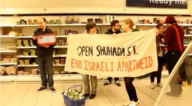 دبكة فلسطينية في متاجر لندن احتفالا بتفريغها من منتجات اسرائيلية