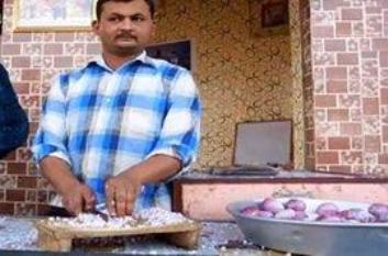 بالفيديو.. رجل يقطع البصل كالمفرمة الآلية!