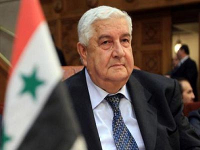 رئيسٌ يُرسل ورودًا للمعلّم