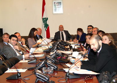حكيم عرض وهيل اهمية تحسين
الاداء الاداري وعزله عن السياسة