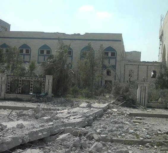 
بالصورة: “داعش” تفجر ضريحا شيعيا في الرقة
