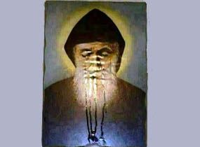 صورة القديس شربل في منزل وزير سابق ترشح زيتاً