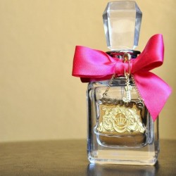 

كيف تطيلين عمر عطركِ؟
  
