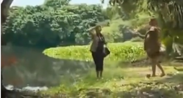 فيديو مرعب: تمساح يلتهم شابة خلال تصوير صديقتها لها... والمفاجأة بالنهاية! 