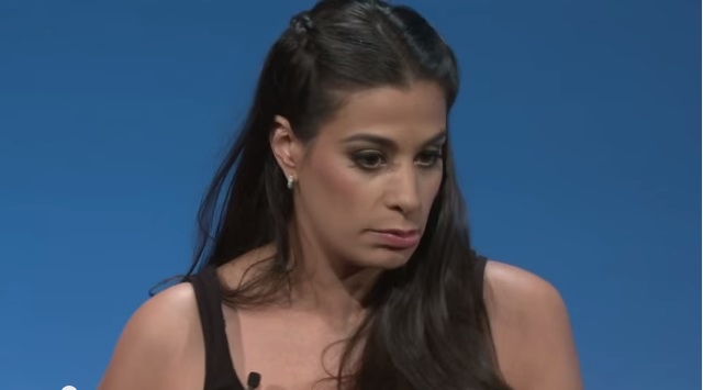 بالفيديو: ميسون زايد أذهلت الجمهور وهزت المسرح بأدائها رغم إعاقتها! 