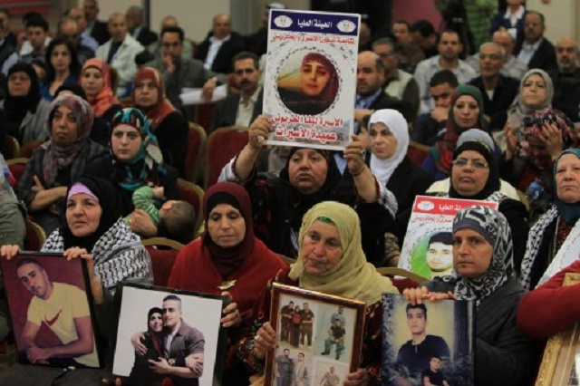 إتصالات مكثفة لحل أزمة الأسرى الفلسطينيين 