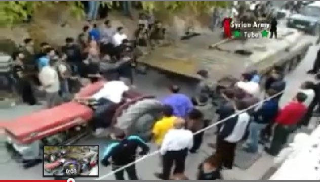 بالفيديو سوريا - حاول سحب الملالة بالجرار فقتل 