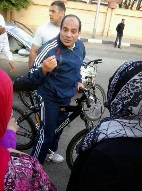 السيسي يتجول بملابس رياضية على دراجة هوائية في شوارع القاهرة 