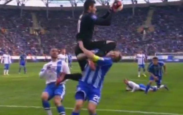 بالفيديو: إنقاذ لاعب دينامو كييف من إبتلاع لسانه بعد إصطدامه بحارس مرمى دينيبرو