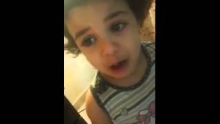 بالفيديو-طفلة تبكي بحرقة من أجل أطفال سوريا!