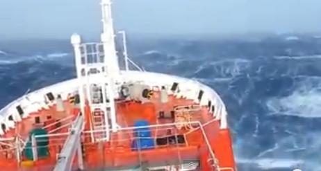 بالفيديو.. مشاهد مرعبة تعيق البحث عن الطائرة الماليزية 