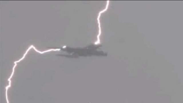 بالفيديو- طائرة ركاب تصعق في الجو 3 مرات وقائدها يخفي الحقيقة!
