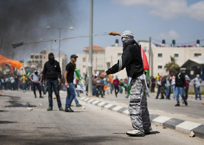 اشتباكات بين متظاهرين فلسطينيين
والقوات الإسرائيلية أمام سجن عوفر