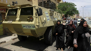 التوتر القبلي في أسوان: تجدد الاشتباكات الدامية والسلطات المصرية توقف القطارات