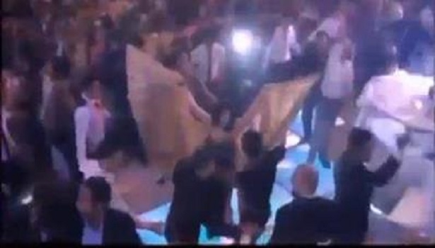 بالفيديو.. التحرش بصافيناز في أحد الأفراح
