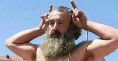 الرجل العاري الى رياض الصلح وجديده.. حاملاً قفيري نحل!