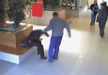 بالفيديو.. اشبعها ضرباً على مرأى من الجميع في احدى المراكز التجارية!