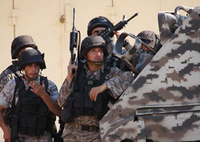 القيادات الدينية والسياسية سحبت كليا غطاءها عن المسلحين
الجيش نفذ عملية انتشار واسعة في كل الاحياء
منعا لأي حركة اعتراضية او احتجاجية