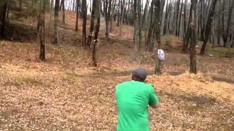  بالفيديو: أطلق الرصاص على شجرة... فسقطت على رأسه 