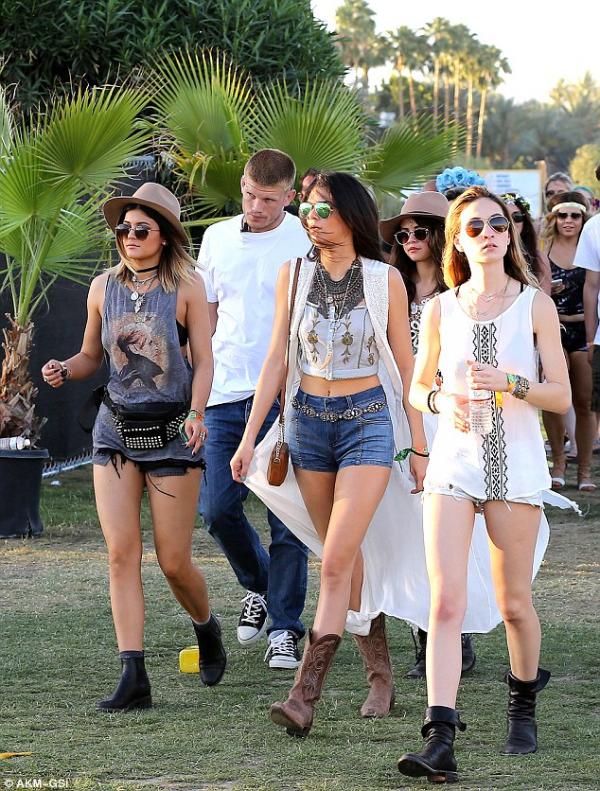 سيلينا غوميز وصديقتاها كيندل وكيلي جينر ينثرن الإثارة في Coachella
