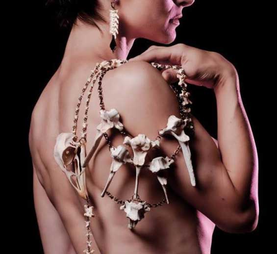 بالصور – عاملة مشرحة تحول عظام الجثث إلى عقودٍ وخواتم!