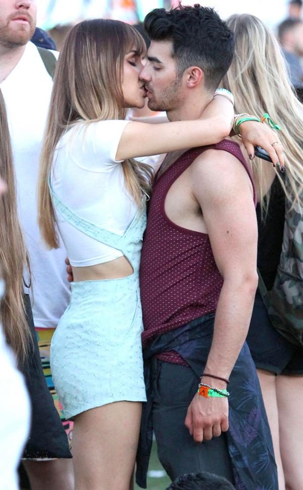 النجوم والنجمات في مهرجان COACHELLA .. بالصور
