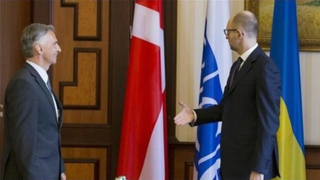 فضيحة من العيار الثقيل .. كييف تستقبل الرئيس السويسري بالعلم الدانماركي

