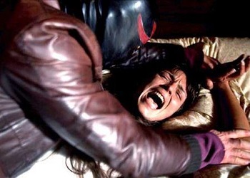 ظروف نسائية منعتها من معاشرته .. فخدّرت طفلتها وقدّمتها لعشيقها !
