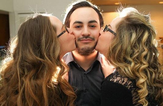 شقيقتان تعاشران الرجل نفسه